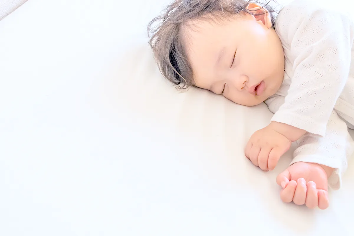 安心して眠る子供